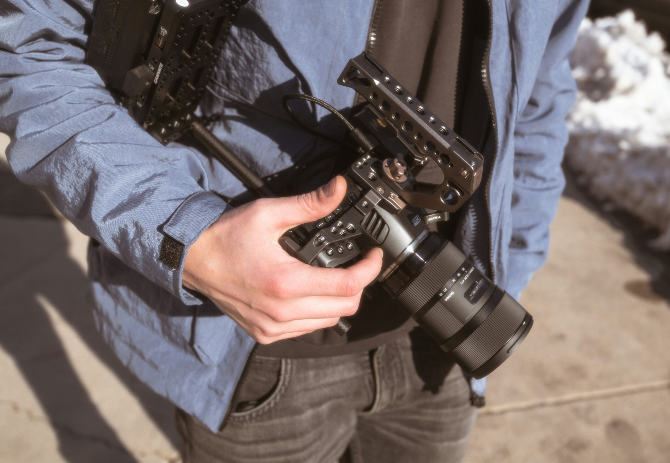 Brač villa management Fotograf drži profesionalnu kameru, spreman za snimanje visokokvalitetnih fotografija nekretnine.