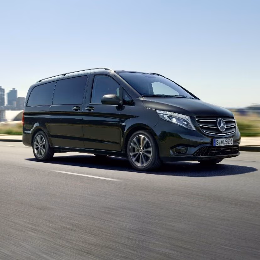 Brač villa management Crni Mercedes-Benz Vito u pokretu na cesti, pružajući luksuzan privatni prijevoz.